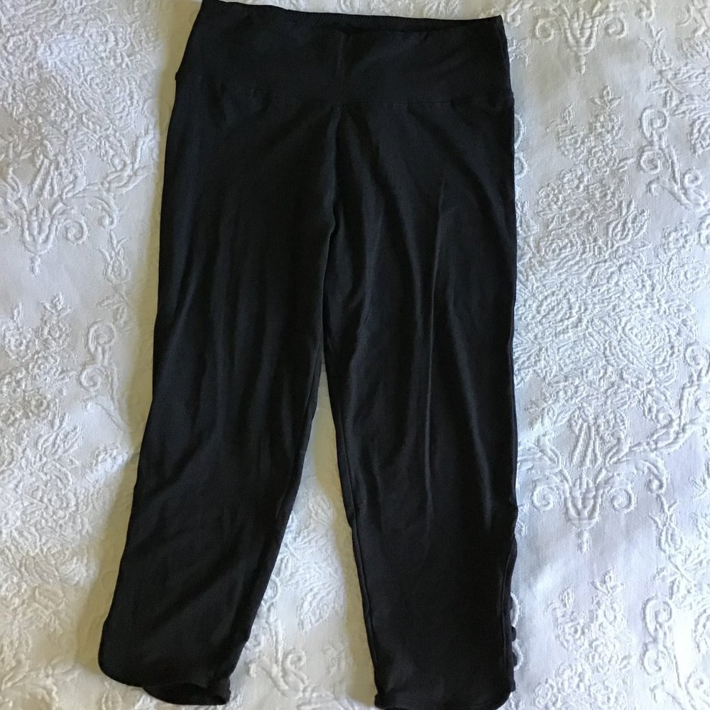 Capri Leggings with Vented Detail